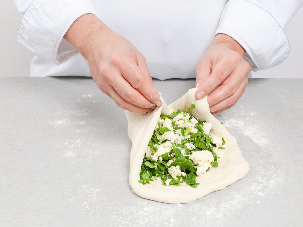 Рецепт: Осетинский пирог с сыром и зеленью в мультиварке - шаг 3