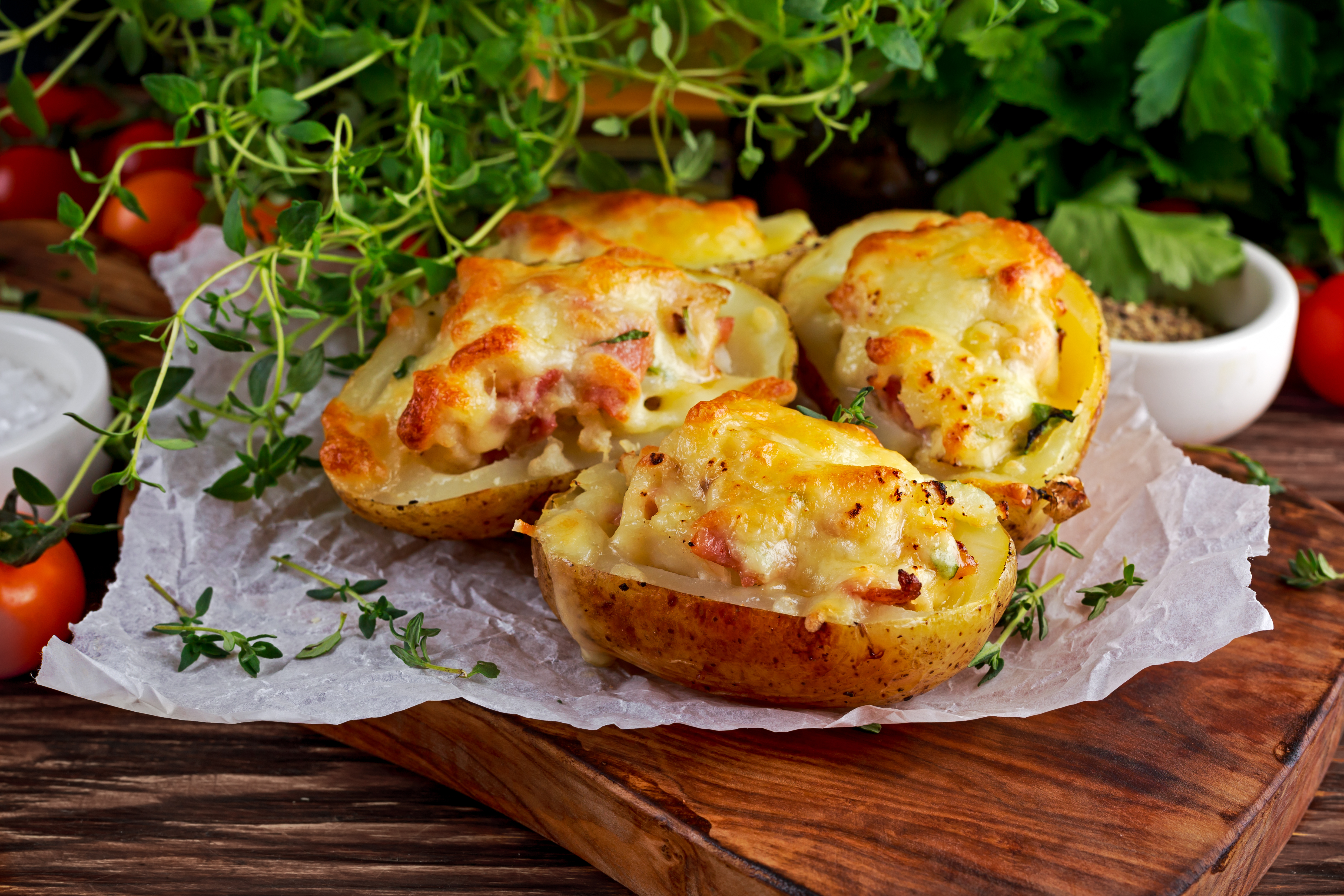 Рецепт фаршированной картошки в духовке. Картофель фаршированный овощами. Картофель фаршированный беконом. Картофель, фаршированный беконом и сыром. Запеченная картошка с сыром.