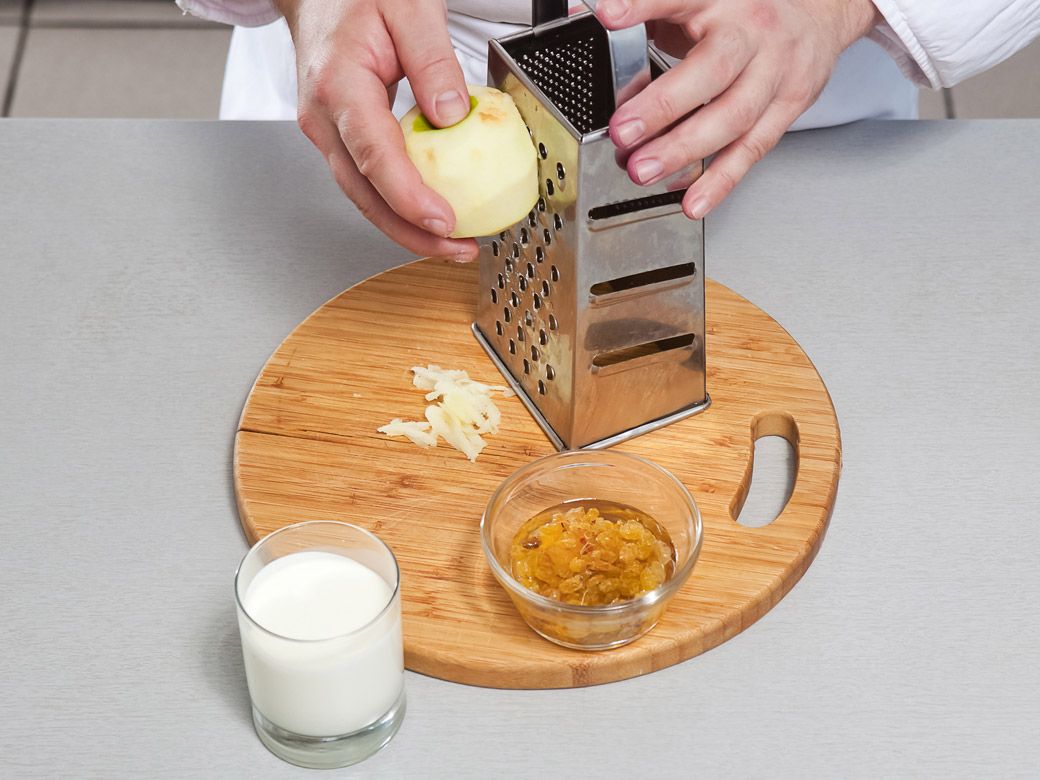 Овсяная каша с яблоком, изюмом и корицей в мультиварке - шаг 3