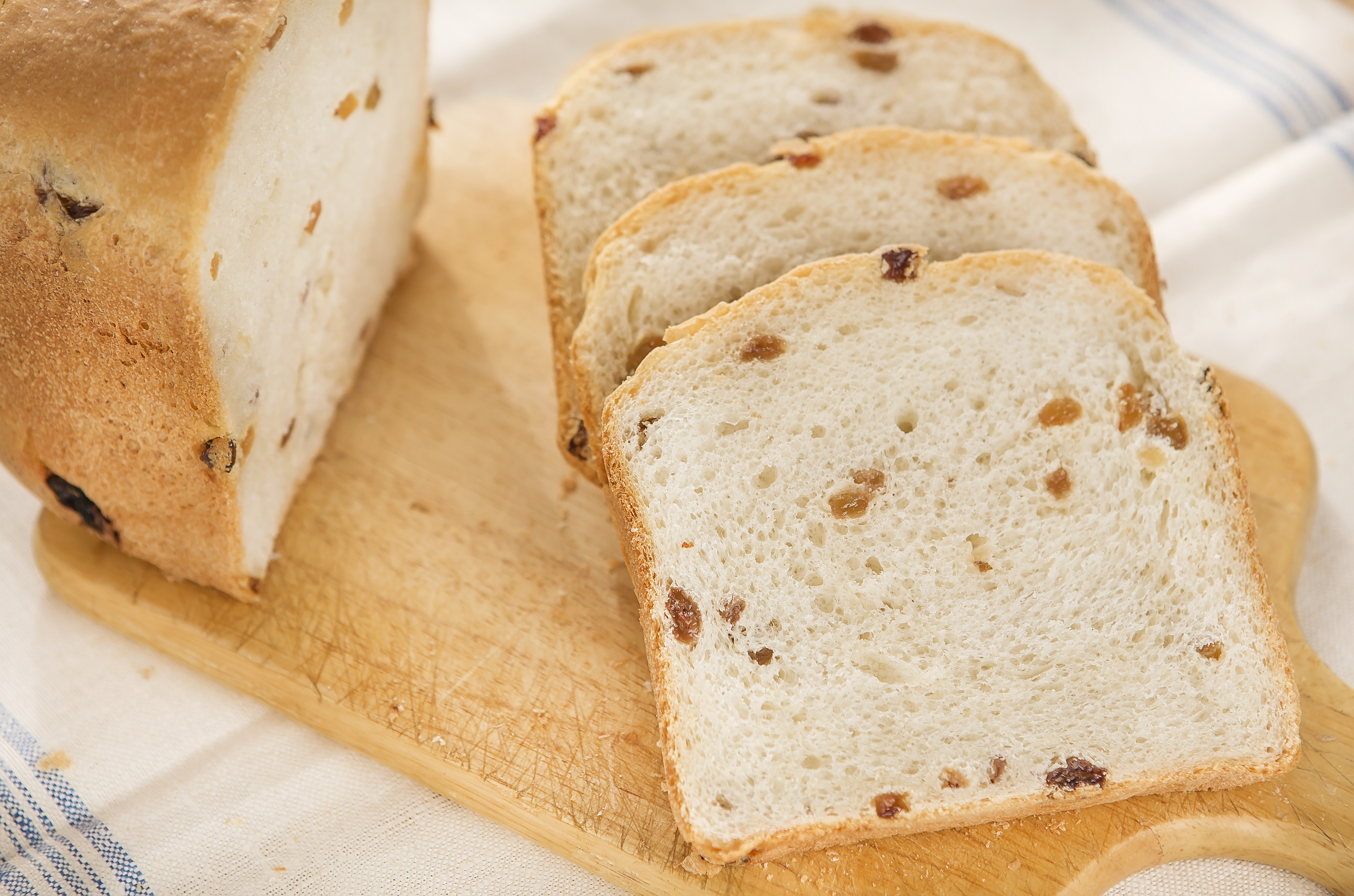 Пшеничный хлеб с изюмом и корицей в мультиварке