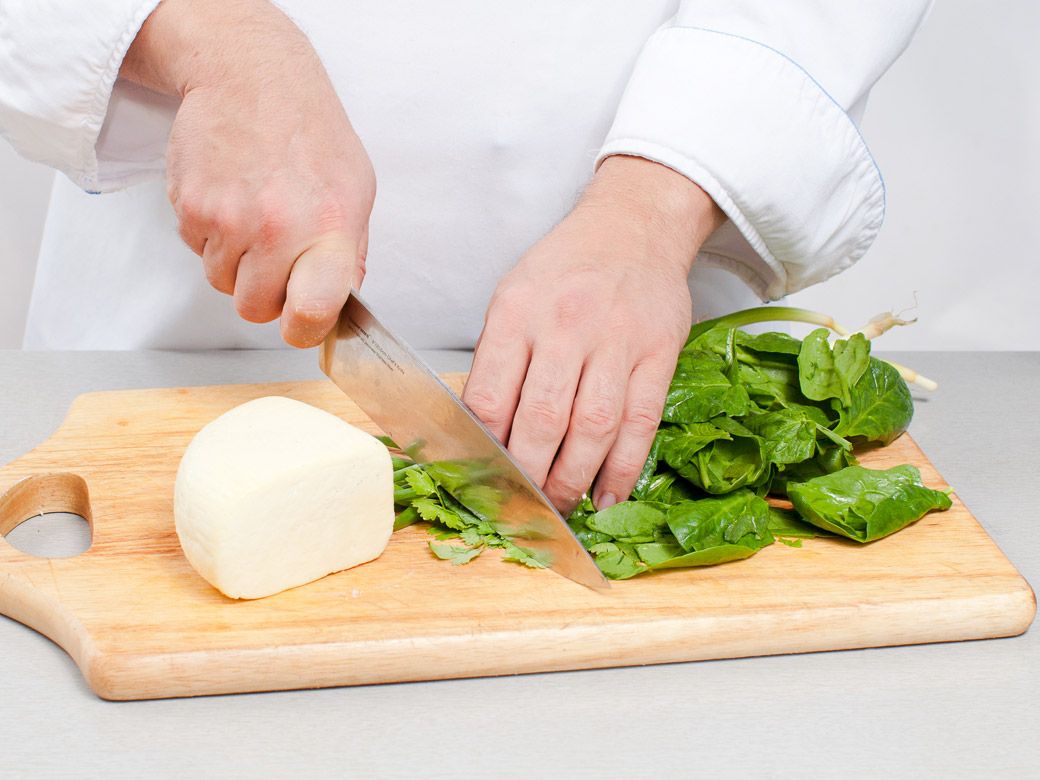Рецепт: Осетинский пирог с сыром и зеленью в мультиварке - шаг 2