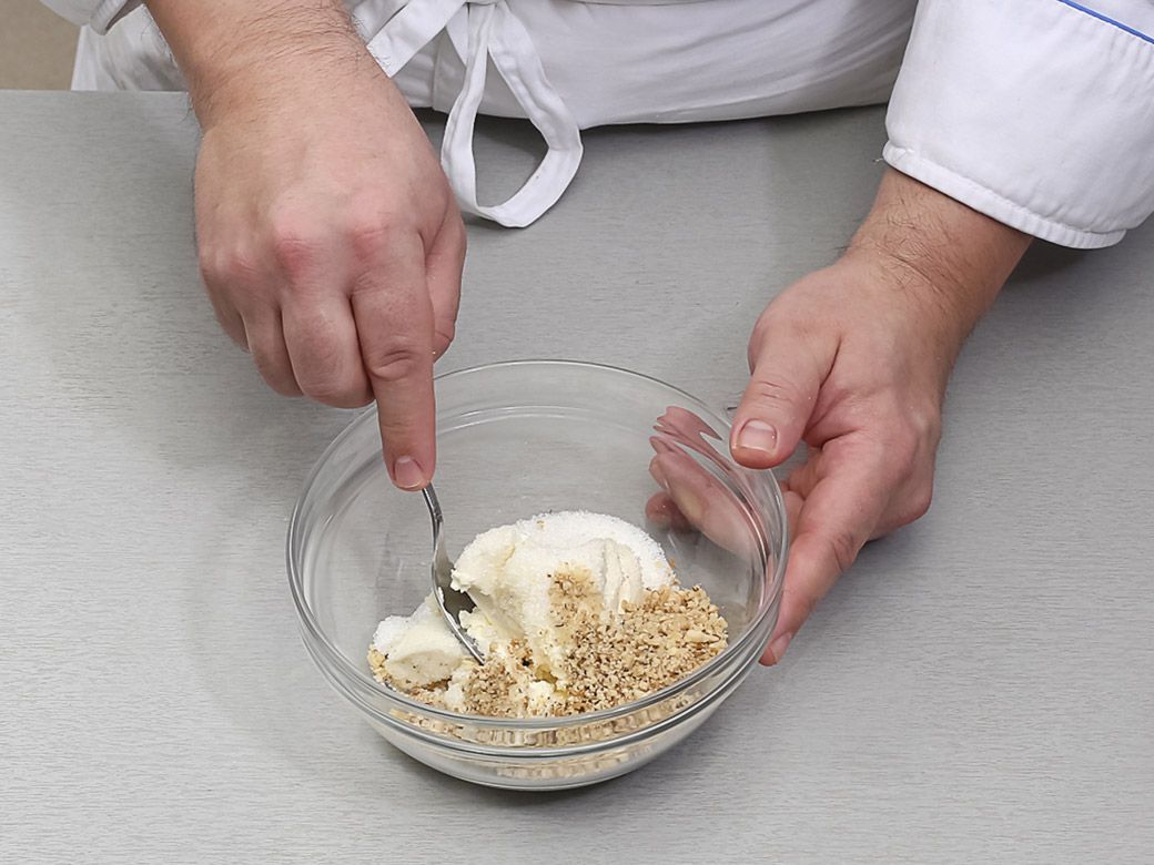 В миску на пару дней. Положить картофель в миску и добавить муку соль перец. Как измельчить Малое количество цедры. Зачем просеивать муку миндальную для макарон. Мама добавила в миску 1 3 килограмма