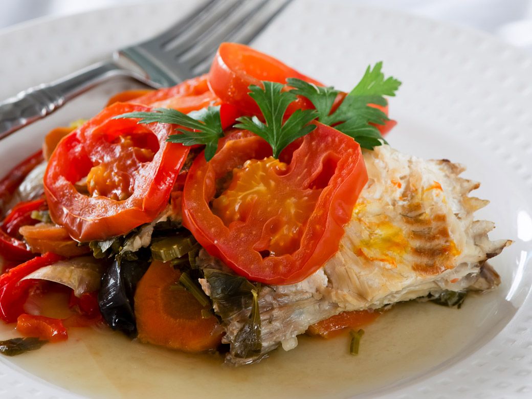 Рецепт горбуши с овощами на сковороде. Рыба на овощной подушке. Тушеная рыба на овощной подушке. Белая рыба на овощной подушке. Треска с овощами.