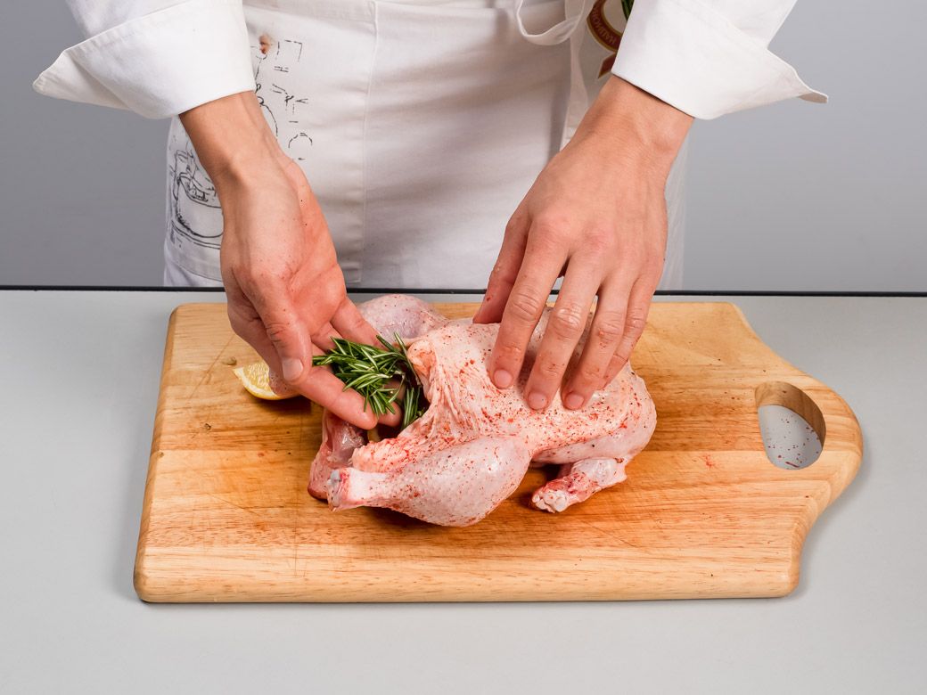 Запеченная курица с лимоном и травами в мультиварке - шаг 3