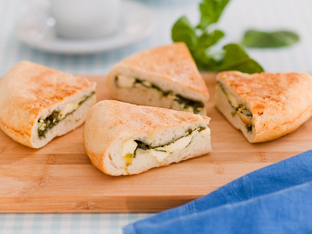 Рецепт: Осетинский пирог с сыром и зеленью в мультиварке