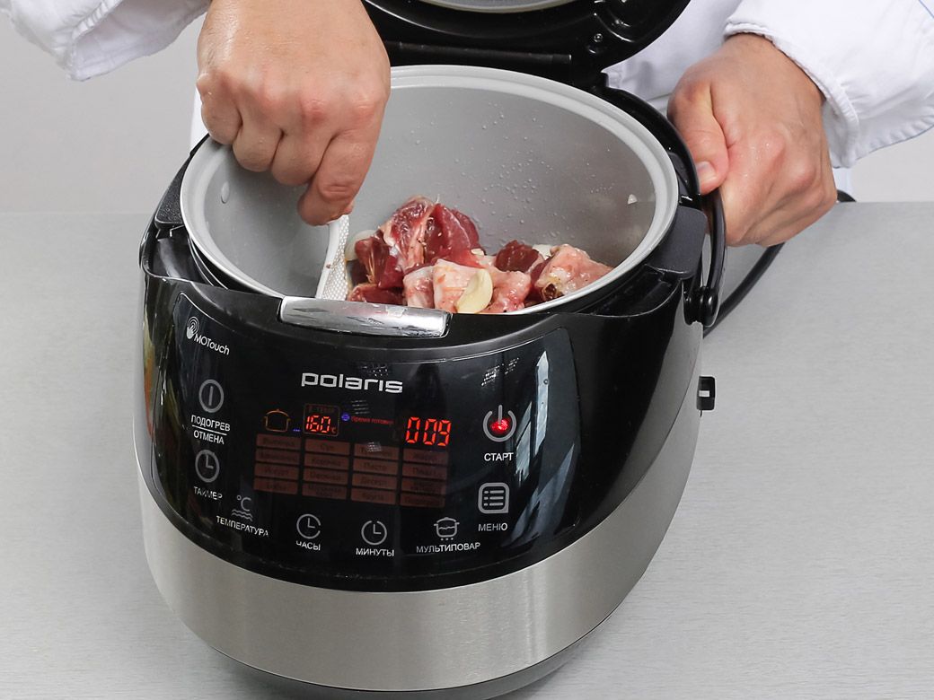 тесто в мультиварке. разогрев в мультиварке. вылить заливку на пирог. мультиварке без масла. мультиварка bosch muc22b42.