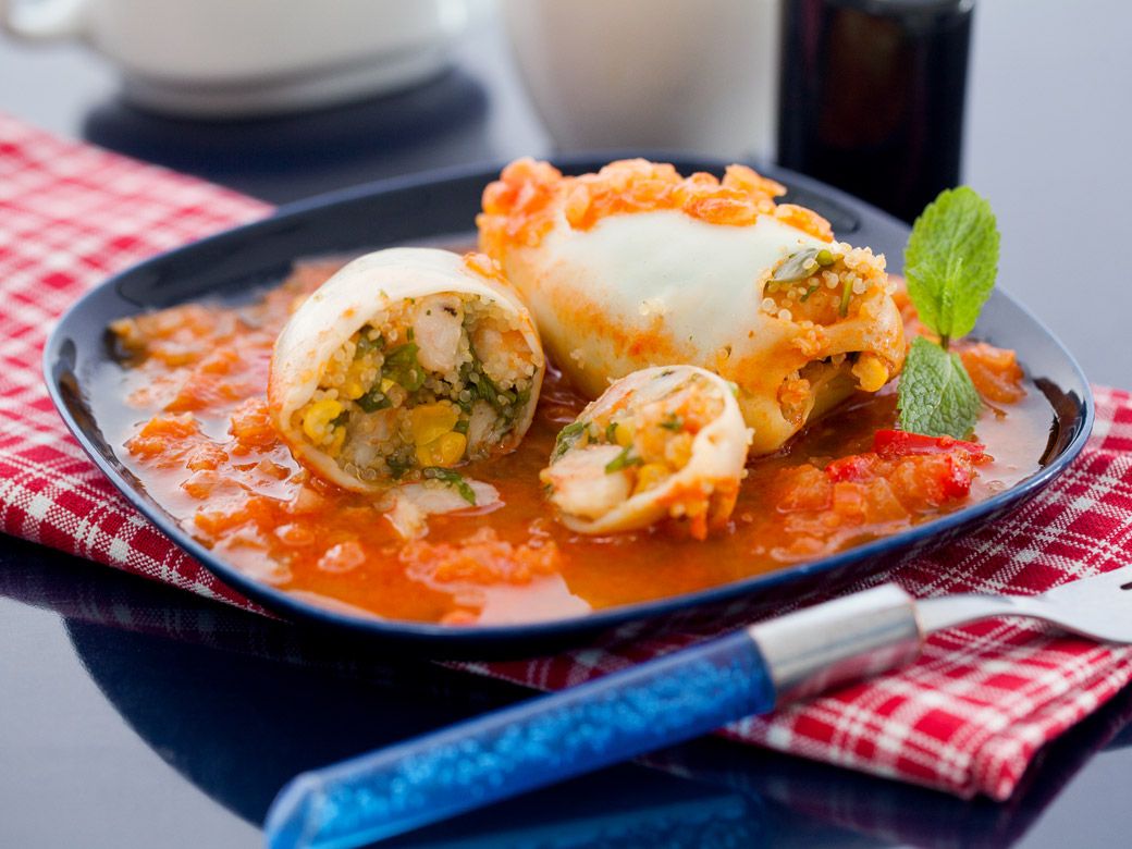 Кальмары, фаршированные киноа и креветками в мультиварке