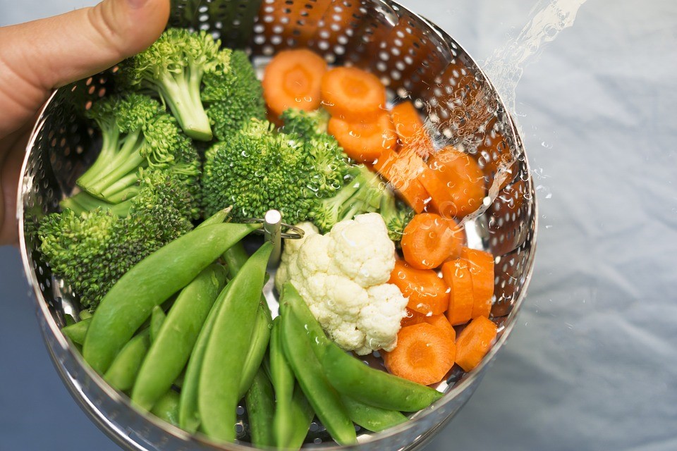 Морковь, горох, брокколи и цветная капуста в контейнере для варки на пару